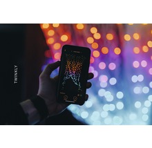 Ruka drží smartfón s aplikáciou Twinkly pred svetlami