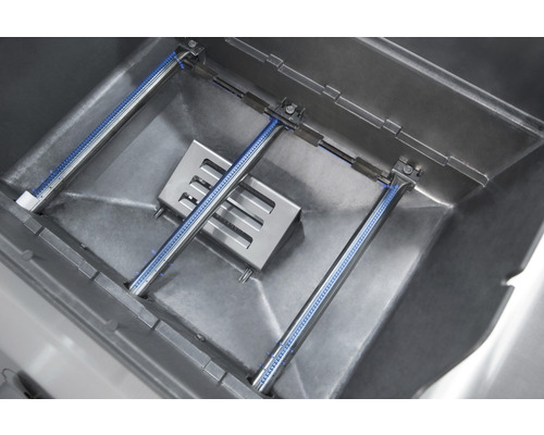 Vnútorný pohľad na plynový gril s horákmi a rozdeľovačom tepla