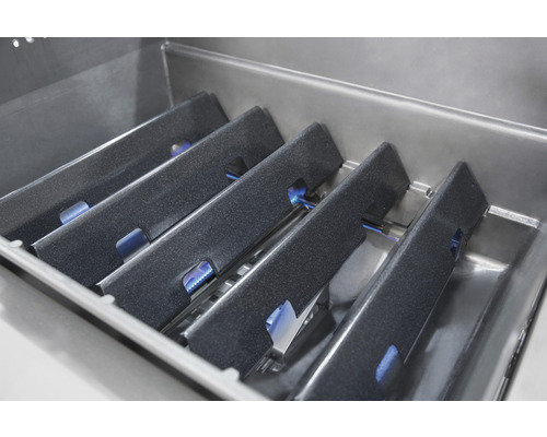 Vnútorný pohľad na plynový gril s krytmi horákov