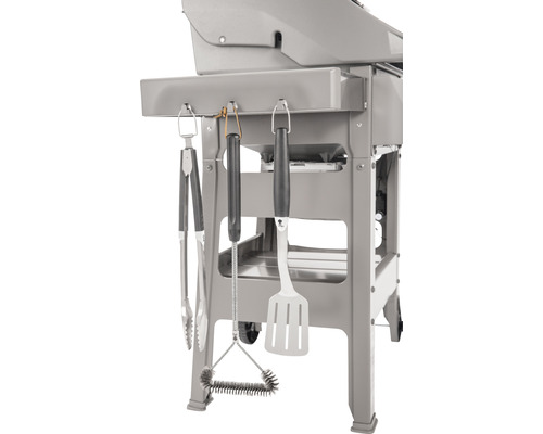 Gril s grilovacími kliešťami, kefou na gril a obracačkou