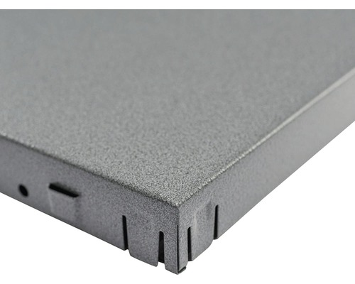 Detail kovovej dosky s výrezmi