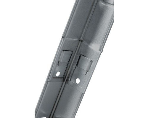 Detail kovovej lišty s otvormi