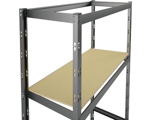 Detailný pohľad na skladovací regál s kovovým rámom a jednou úrovňou