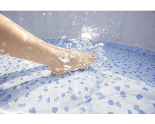 Nohy v bazéne s striekajúcou vodou