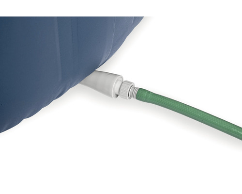 Detailný pohľad na nádrž na vodu s pripojenou záhradnou hadicou