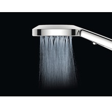 Ručná sprcha s tečúcou vodou