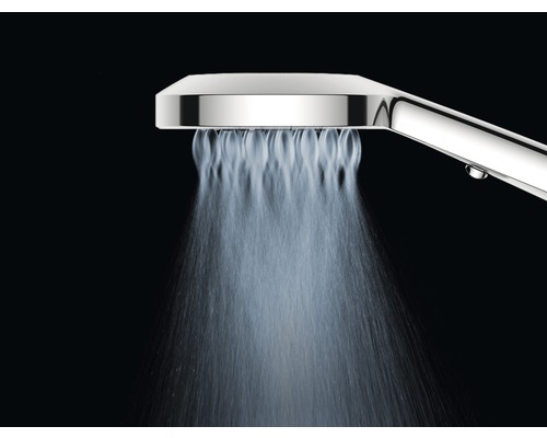 Ručná sprcha s tečúcou vodou