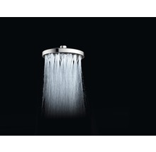 Sprchová hlavica s prúdom vody