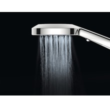 Ručná sprcha s prúdom vody v detaile