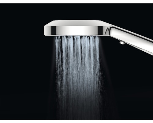 Ručná sprcha s prúdom vody v detaile