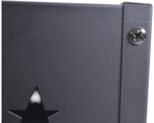 Detail kovovej lampy s hviezdicovým výrezom a skrutkou