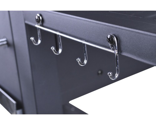 Detailný pohľad na grilovaciu stanicu s lištou s háčikmi na uloženie grilovacieho príslušenstva