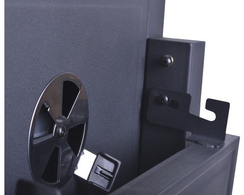 Detailný pohľad na kachle s regulátorom vzduchu a držiakom