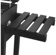 Detailný pohľad na gril na drevené uhlie s bočnou policou