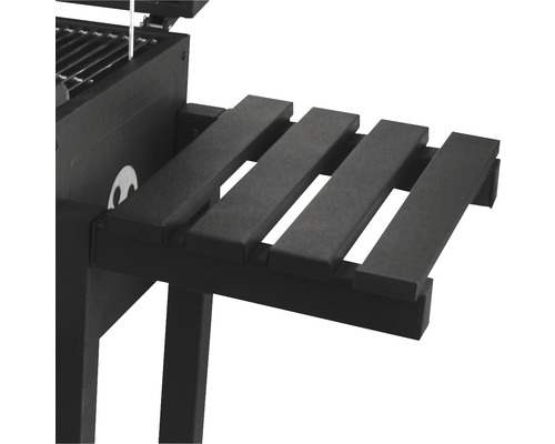 Detailný pohľad na gril na drevené uhlie s bočnou policou