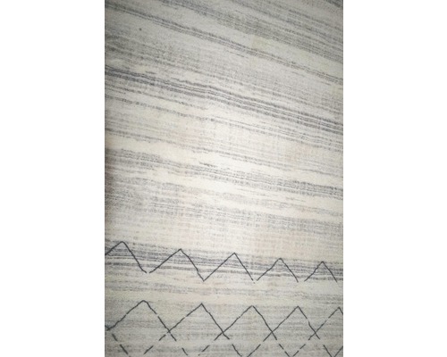 Koberec s pruhovaným vzorom a cikcak dizajnom