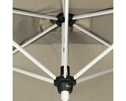 Detailný pohľad na slnečník s rámom a strieškou