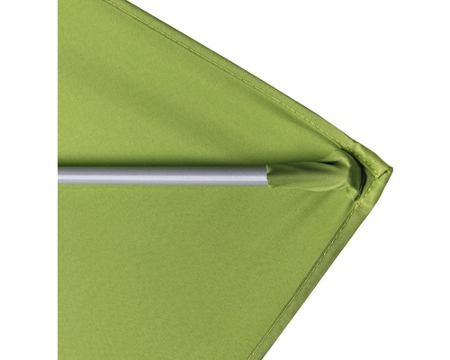 Detailný záber slnečníka s kovovou tyčou