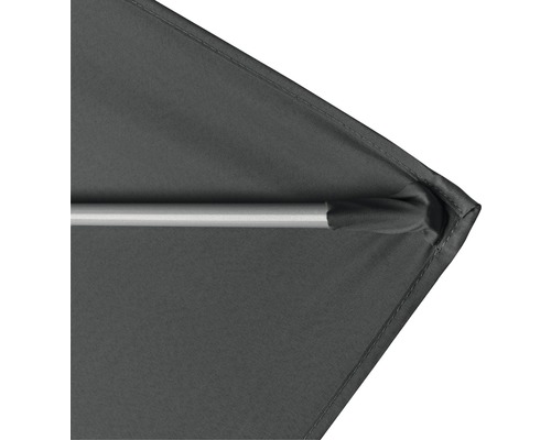 Detailný pohľad na slnečník s látkovým poťahom a kovovou vzperou