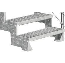 Detailný pohľad na pozinkované schodisko s dvoma stupňami.