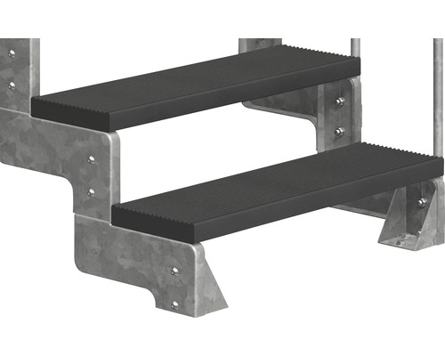 Detail dvojstupňového schodiska s kovovým rámom a stupňami s rebrovanou štruktúrou