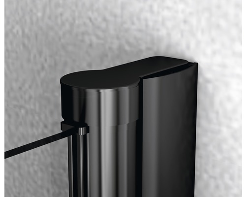 Detailný záber čierneho sprchového profilu na stene