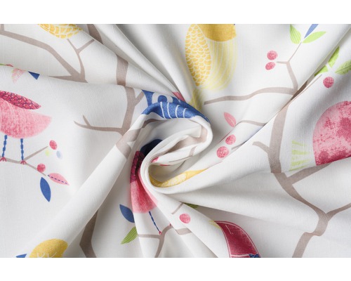 Detail dekoratívnej látky so vzorom vtákov