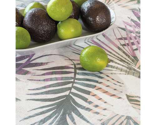 Avokáda a limetky na tanieri na obruse so vzorom listov.