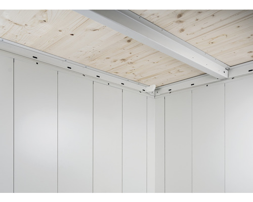 Vnútorný pohľad na záhradný domček s dreveným stropom a stenovými prvkami