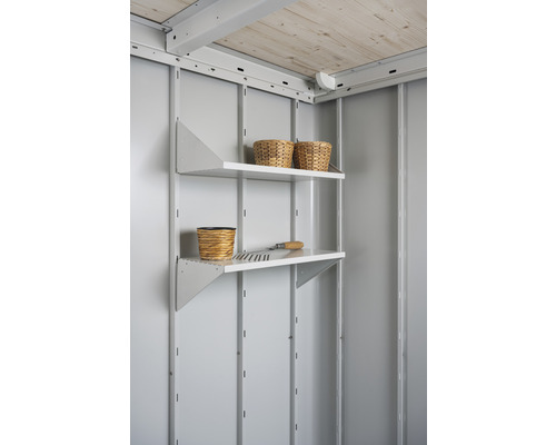 Police so záhradným náradím a košíkmi na stene záhradného domčeka