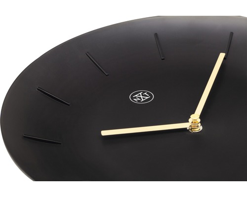 Čierne nástenné hodiny so zlatými ručičkami a jednoduchým dizajnom ciferníka.