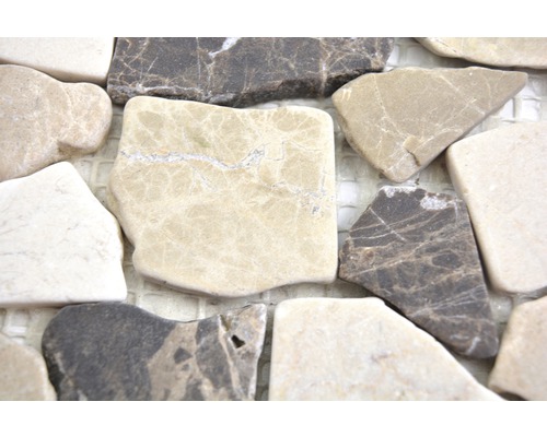 Detailný záber mozaikových dlaždíc z prírodného kameňa