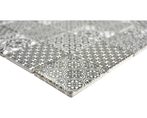 Mozaiková dlaždica so vzorom