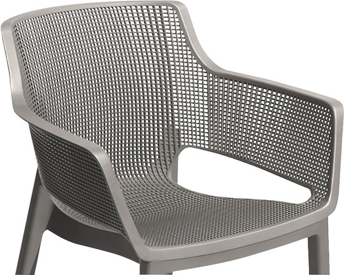 Detailný pohľad na sivú plastovú záhradnú stoličku s opierkami na ruky