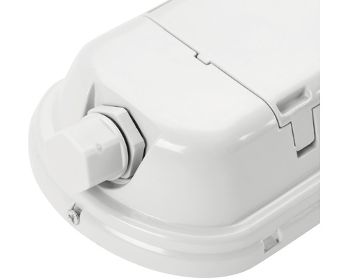 Detailný záber bieleho vlhkotestaného svietidla s káblovou vývodkou