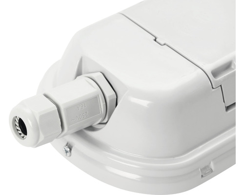 Detailný záber bieleho svietidla do vlhkého prostredia s káblovou priechodkou