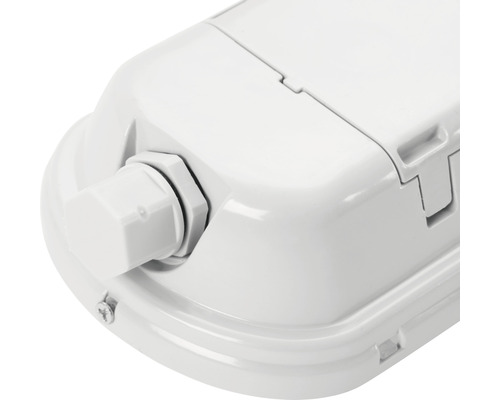 Detailný záber bieleho svietidla do vlhkého prostredia s káblovou vývodkou