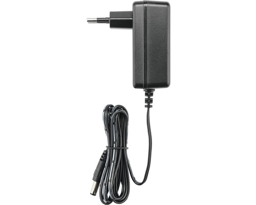 Čierny napájací zdroj s káblom a zástrčkou