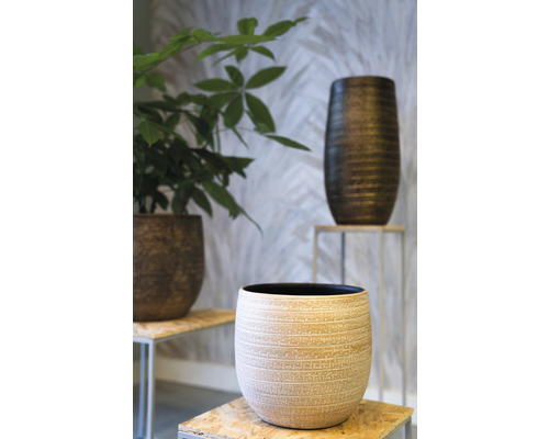 Dekoratívne kvetináče rôznych veľkostí a prevedení na drevených stojanoch.