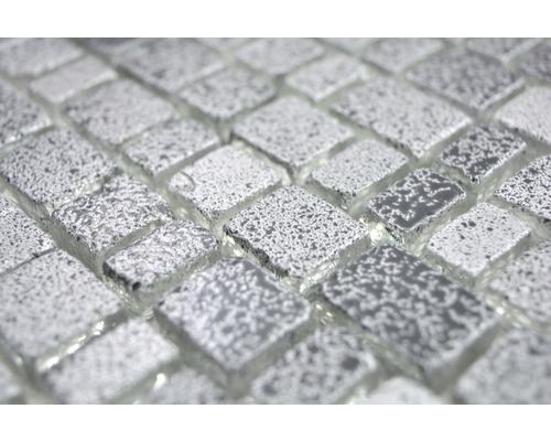 Detail sklenených mozaikových dlaždíc so strieborným povrchom.