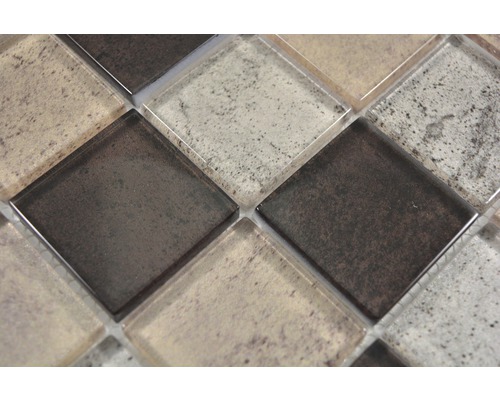 Detailný záber mozaikových dlaždíc zo skla