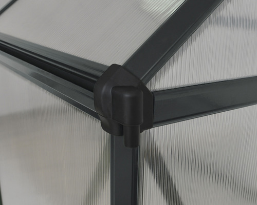 Detailný pohľad na skleník s polykarbonátovými doskami a sivými rámovými profilmi.