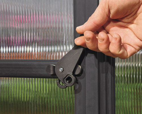 Ruka ovláda západku skleníka