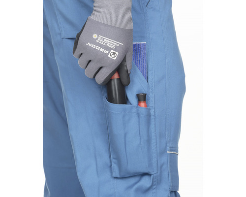 Detail modrých pracovných nohavíc s náradím vo vrecku a pracovnými rukavicami