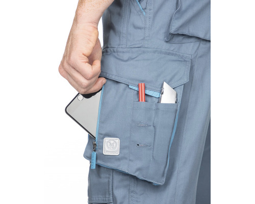 Detail pracovných nohavíc s vreckami a náradím