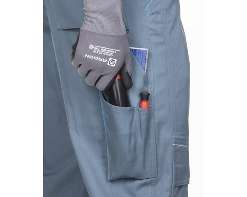 Detailný záber pracovných nohavíc s náradím vo vrecku