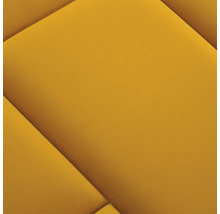 Žlté polstrované stenové panely s geometrickým vzorom.