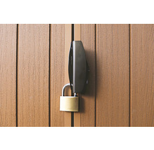 Visiaci zámok na záhradných dverách na zabezpečenie