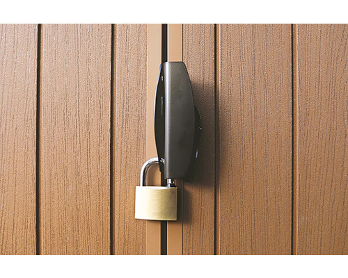 Visiaci zámok na záhradných dverách na zabezpečenie