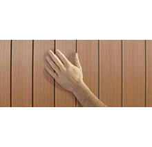 Ruka na drevených paneloch